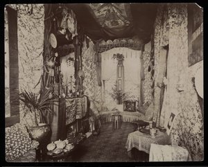 1896-98年、ニューヨーク、11 West 45th Streetにあるブレイクリーホールの邸宅にある華やかなリビングルーム（銀ゼラチンプリント） 作： Byron Company