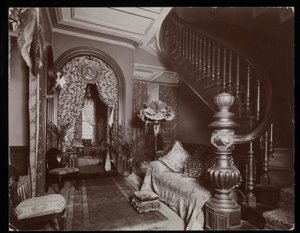 1896-98年、ニューヨーク、11 West 45th Streetにあるブレイクリーホールの邸宅にある華やかなリビングルーム（銀ゼラチンプリント） 作： Byron Company