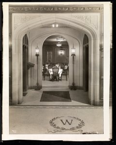 1920年、ブロードウェイのホテルウッドワードとニューヨークの55番街のダイニングルームに続くアーチウェイ（銀ゼラチンプリント） 作： Byron Company