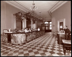 ブロードウェイのギルシーハウスとニューヨークの29番街にあるバー、1900年または1901年（銀ゼラチンプリント） 作： Byron Company