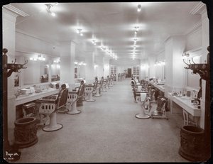 ホテルニッカーボッカーの理髪店、1906年（銀ゼラチンプリント）