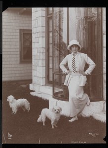 1912年、ニューヨークのヘイスティングソンにある彼女の家、バークレークレストにいるビリーバークと2匹の犬（銀ゼラチンプリント） 作： Byron Company