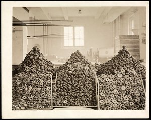 ホテルコモドールでの救世軍のドーナツの箱、1919年（銀ゼラチンプリント） 作： Byron Company