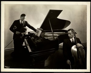 ブラインド女性、ミスハーディング、ピアノで2名の盲人にバイオリンとチェロを教える1936年（銀ゼラチンプリント）