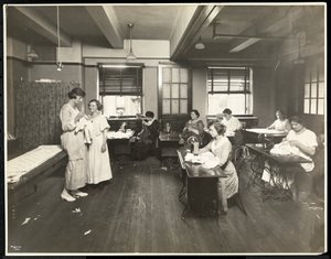 ニューヨーク盲人協会の教室で縫い物をしている盲目の若い女性と教師、1921年、ニューヨーク、111 East 59th Street、1921（銀ゼラチンプリント）