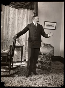 チャールズホートリー、1901-2年、ニューヨークフィフスアベニューのホランドハウスにある彼のアパートで（銀ゼラチンプリント）