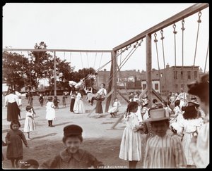 1898年ニューヨーク、ハドソン銀行体育館と遊び場、53番街と11番街でスイングする子供たち（銀ゼラチンプリント）