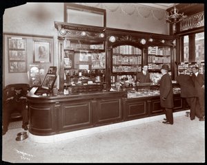 ホテルキャデラックの葉巻と劇場のチケット販売カウンター、1907年（銀ゼラチンプリント） 作： Byron Company