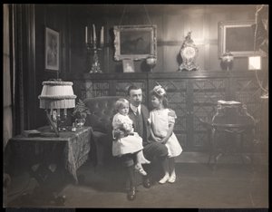 ロングアイランドのロスリンにあるハーバーヒルの図書館にいるクラレンスマッカイと子供たち1905年頃（銀ゼラチンプリント） 作： Byron Company