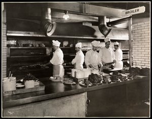 ホテルコモドールのキッチンのブロイラーで料理人、1919年（銀ゼラチンプリント）