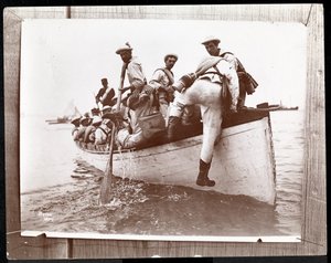 1898年に手漕ぎボートでセーラーのグループと一緒にニューヨーク州フィッシャーズアイランドの海軍保護区の以前の写真のコピー写真（銀ゼラチンプリント）