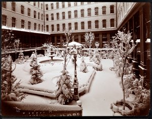 コートヤードオブザパークアベニューホテル、1908年（シルバーゼラチンプリント） 作： Byron Company
