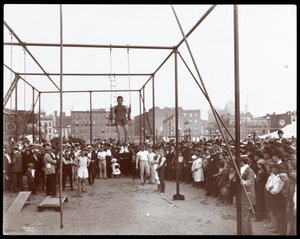 ハドソン銀行体育館と運動場で体操選手を見ている群衆、1898年ニューヨーク、53ストリートと11番街（銀ゼラチンプリント）