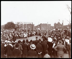 ハドソン銀行体育館と遊び場でポールヴォールターを見ている群衆、1898年ニューヨーク、53番街と11番街（銀ゼラチンプリント）