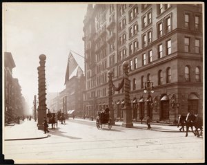 ウォルドルフアストリアホテルのデューイパレードの装飾、1899年ニューヨーク、33番街と5番街（シルバーゼラチンプリント） 作： Byron Company