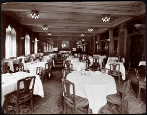 ホテルデルモニコのダイニングルーム、1902年（銀ゼラチンプリント） 作： Byron Company