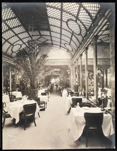 ホテルインペリアルのダイニングルーム、1904年（銀ゼラチンプリント）