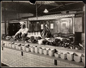 コモドールホテルのキッチンでの冷たい肉の展示、1919年（銀ゼラチンプリント）