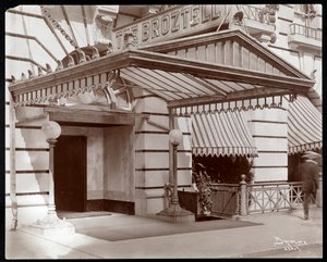 Hotel Broztellの入口、3 East 27th Street、ニューヨーク、1906（銀ゼラチンプリント） 作： Byron Company