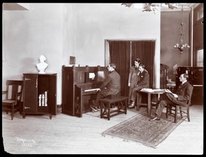 H. Bruman Co.のピアノを演奏する4人の男性、1907年（銀ゼラチンプリント） 作： Byron Company