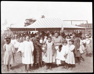 ハドソン銀行体育館と遊び場、53番街と11番街、ニューヨーク、1898年の少女と女性のグループ（銀ゼラチンプリント）