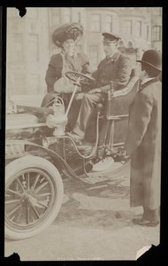 ハッティウィリアムズ、1890〜1910年にニューヨーク市で最初の自動車の1つに運転席に座った（シルバーゼラチンプリント） 作： Byron Company