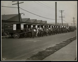 1929年ニューヨーク、イーストハーレム、111 East 128th Streetにあるキャロリンランドリーの外に停車した馬車。 作： Byron Company