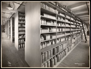 1910年にニューヨークのハドソンウントヴェストリーストリートにあるパークス、デービスウント社の化学品保管室の内部ビュー（銀ゼラチンプリント） 作： Byron Company