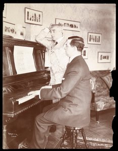 カイル・ベルーとピアノのベルーの家の友人、1908年（シルバーゼラチンプリント）