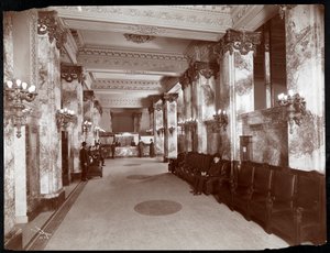 ホフマンハウスホテルのロビーと登録デスク、1907年（銀ゼラチンプリント）
