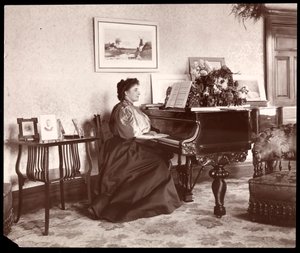 マダムフランシスサヴィルアットホーム、1895年（銀ゼラチンプリント）