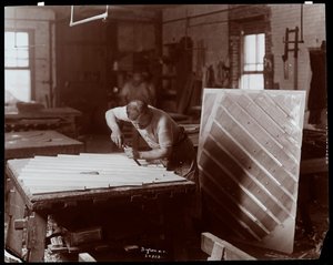 ハードマンで働いていた男、ペックとカンパニーのピアノ工場、ニューヨーク、1907年（銀ゼラチンプリント） 作： Byron Company