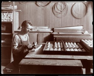 ハードマンで働いていた男、ペックとカンパニーのピアノ工場、ニューヨーク、1907年（銀ゼラチンプリント）