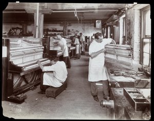 ハードマンで働く男性、ペックとカンパニーのピアノ工場、ニューヨーク、1907年（銀ゼラチンプリント）