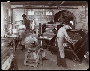 ハードマンで働く男性、ペックとカンパニーのピアノ工場、ニューヨーク、1907年（銀ゼラチンプリント）