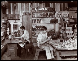 ハードマンで働く男性、ペックとカンパニーのピアノ工場、ニューヨーク、1907年（銀ゼラチンプリント）