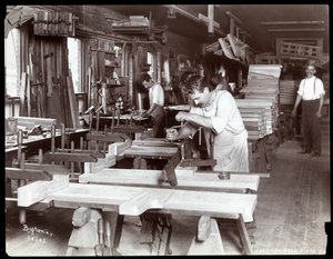 ハードマンで働く男性、ペックとカンパニーのピアノ工場、ニューヨーク、1907年（銀ゼラチンプリント） 作： Byron Company