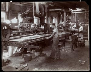 ハードマンで働く男性、ペックとカンパニーのピアノ工場、ニューヨーク、1907年（銀ゼラチンプリント）