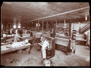 ハリントンピアノ社の工場で働く男性、1907年（銀ゼラチンプリント）