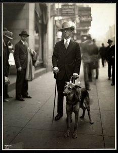 ニューヨーク盲人協会のヒンメル氏、111 East 59th Street、1930年、ニューヨーク市（シルバーゼラチンプリント） 作： Byron Company