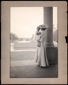 1898〜1910年、ロングアイランドのハーバーヒルの柱廊にいるクラレンスマッカイ夫人と子供（プラチナプリント） 作： Byron Company
