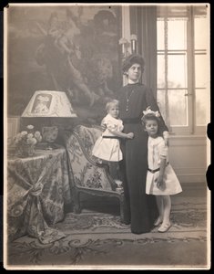 1905年頃、ロングアイランドのハーバーヒルでクラレンスマッカイ夫人と子供たち（プラチナプリント）