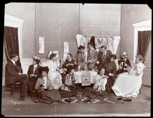 GGヘインズ夫人、楽屋でのお茶会、1902年（銀ゼラチンプリント） 作： Byron Company