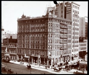 ブロードウェイのホテルキャデラックとニューヨークの43rdストリートの北東の角、1907年（銀ゼラチンプリント）