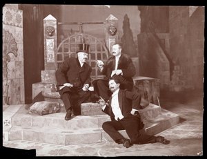 オスカーハマースタインと他の2人、マンハッタンオペラハウスで1905年頃（銀ゼラチンプリント）