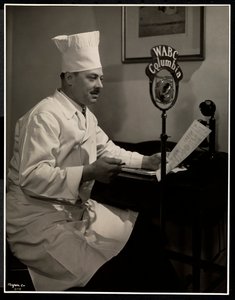 ホテルコモドールでマイクに向かっているモーリスヘルヴューシェフの肖像、1930年（銀ゼラチンプリント）