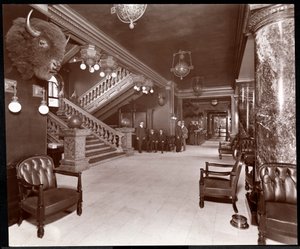 パークアベニューホテルの階段とロビー、1901年または1902年（銀ゼラチンプリント） 作： Byron Company