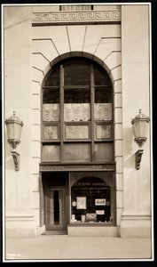 En Route Service、Inc.の店先、1928年ニューヨーク、59番街と5番街にあるサボイプラザホテル（シルバーゼラチンプリント） 作： Byron Company