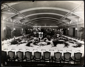 1913年、リッツカールトンホテルでの宴会用テーブルセット（シルバーゼラチンプリント）