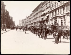 1896年にウォルドルフアストリアホテル（ニューヨーク34thストリート）にリーフンチャンが到着するのを待つ総督のスタッフ（銀ゼラチンプリント） 作： Byron Company